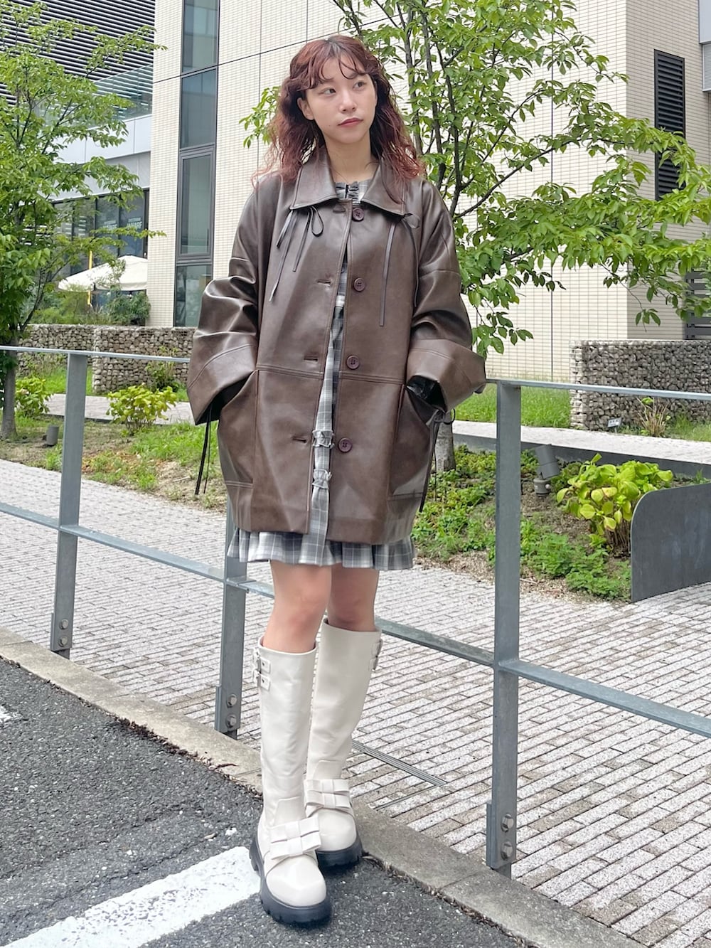 グレー系のワンピース、ホワイト系のブーツ、ブラウン系のブルゾンを着用したレディースの夏コーディネートの5枚目の写真