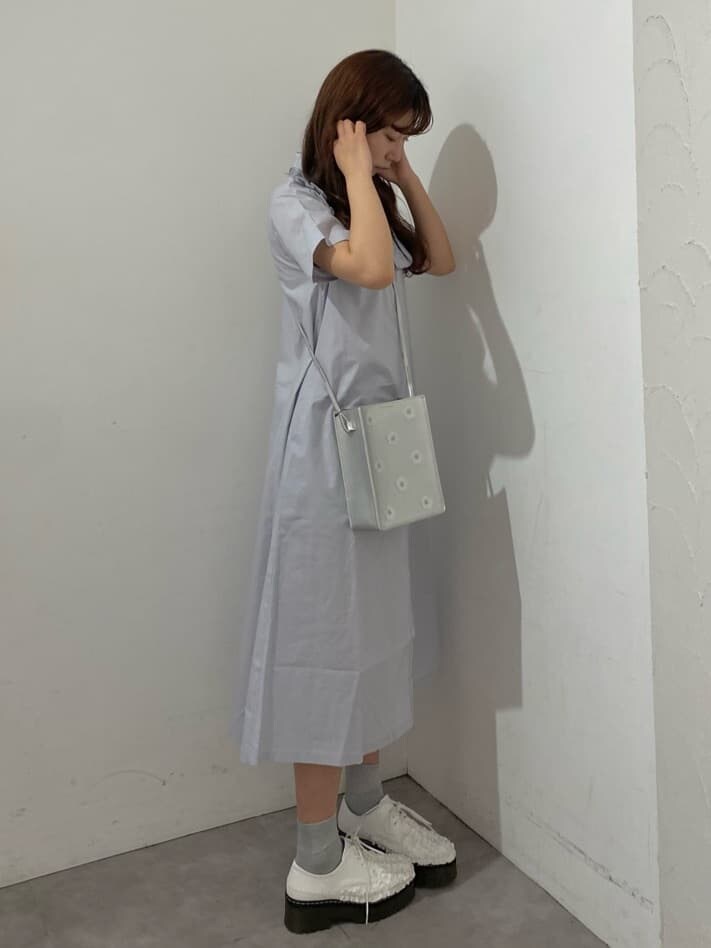 ホワイト系のその他シューズ、ブルー系のワンピース、シルバー系のショルダーバッグを着用したレディースの春コーディネートの3枚目の写真