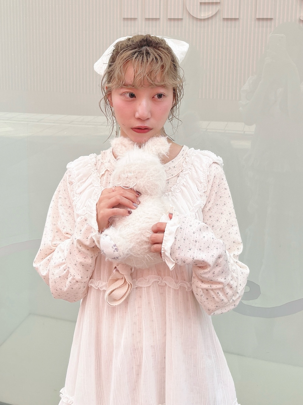 ピンク系のワンピース、ホワイト系のシャツ/ブラウス、ホワイト系のショルダーバッグを着用したレディースの夏コーディネートの5枚目の写真