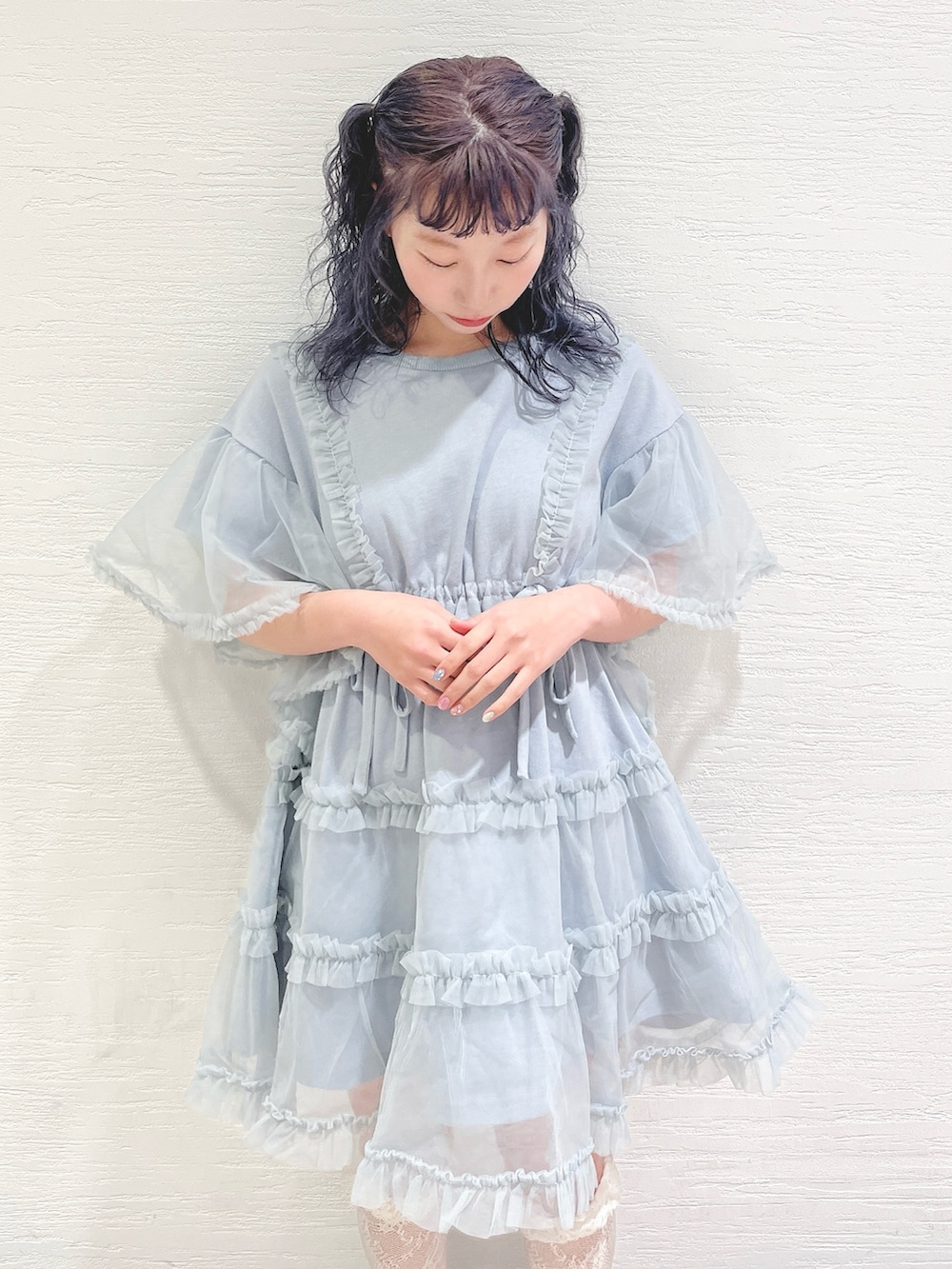 ブルー系のワンピース、ホワイト系のスニーカーを着用したレディースの春コーディネートの7枚目の写真