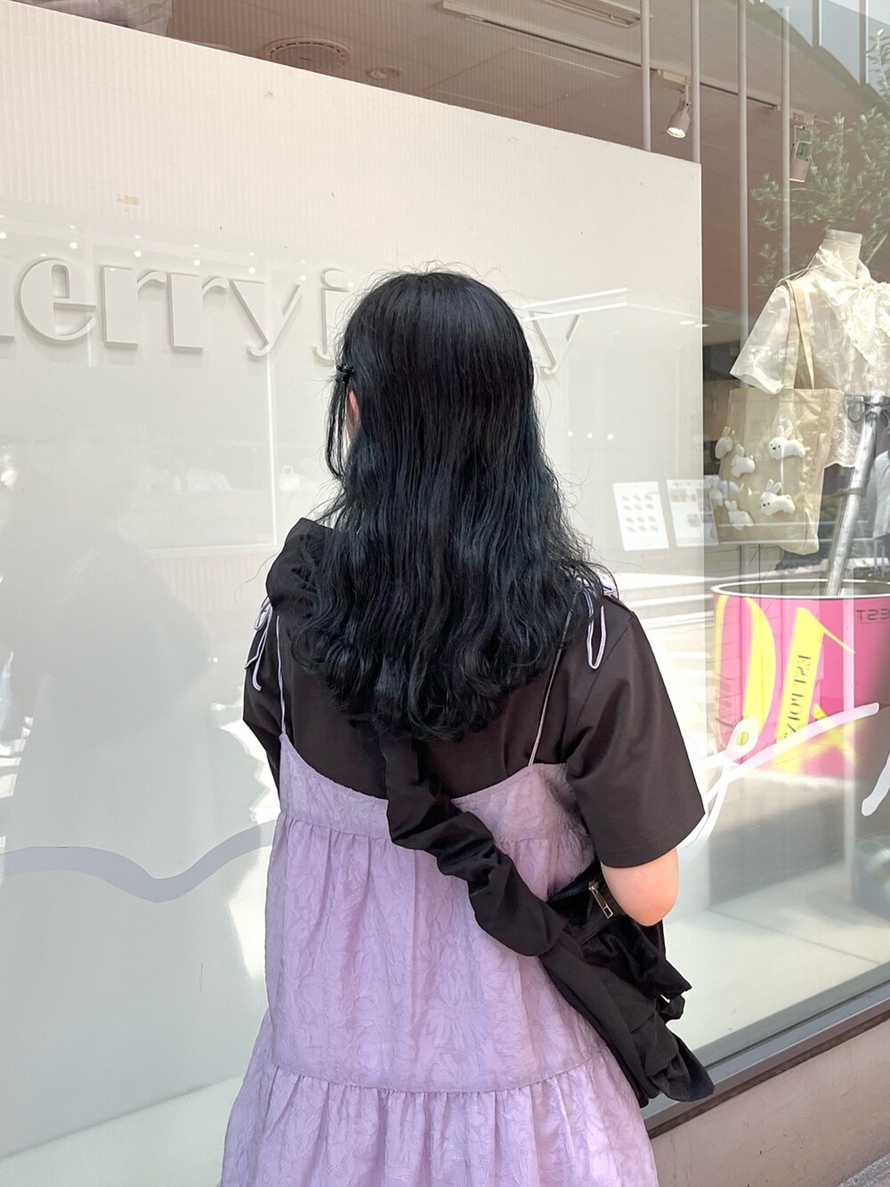 グレー系のTシャツ/カットソー、パープル系のワンピース、ブラック系のショルダーバッグを着用したレディースの夏コーディネートの4枚目の写真