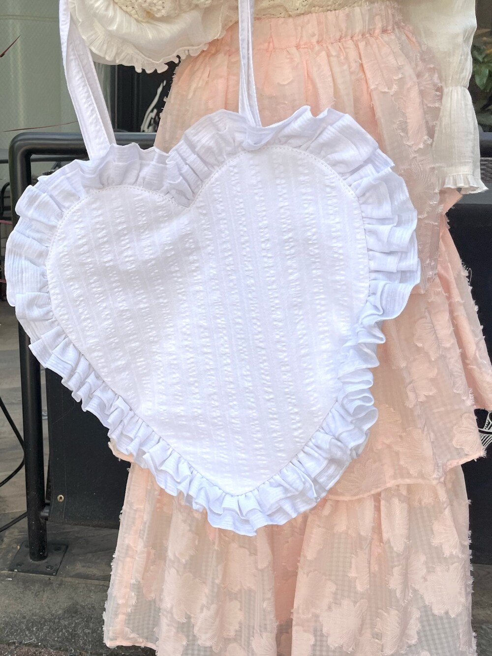 ホワイト系のシャツ/ブラウス、ホワイト系のTシャツ/カットソー、ピンク系のスカートを着用したレディースの春コーディネートの7枚目の写真