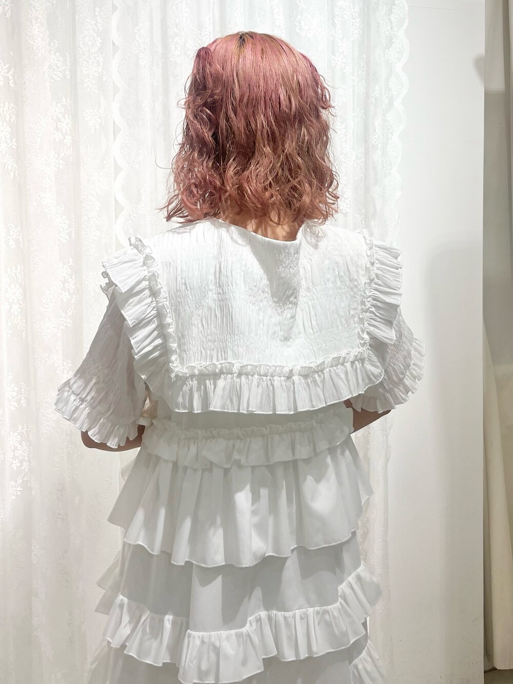 ホワイト系のシャツ/ブラウス、ホワイト系のワンピース、ホワイト系のバレエシューズを着用したレディースの夏コーディネートの6枚目の写真