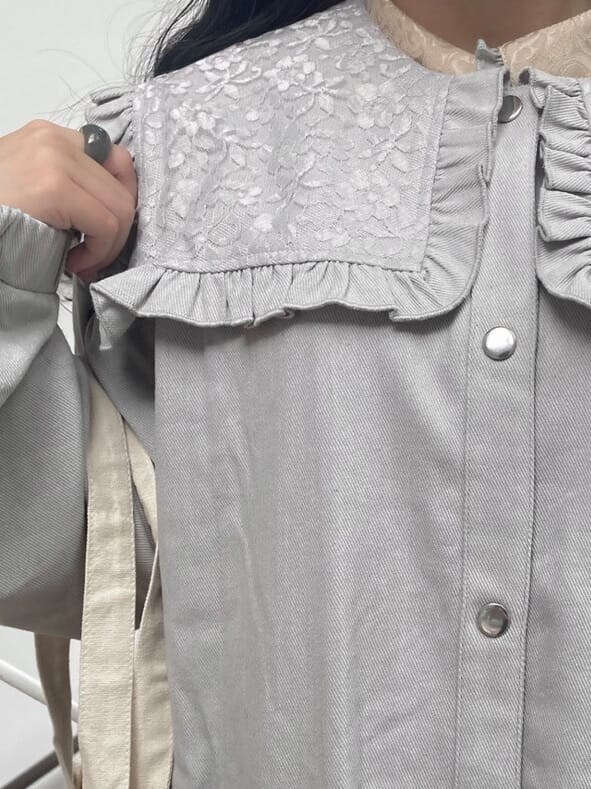 ベージュ系のワンピース、ピンク系のスニーカー、ホワイト系のトートバッグを着用したレディースの夏コーディネートの7枚目の写真