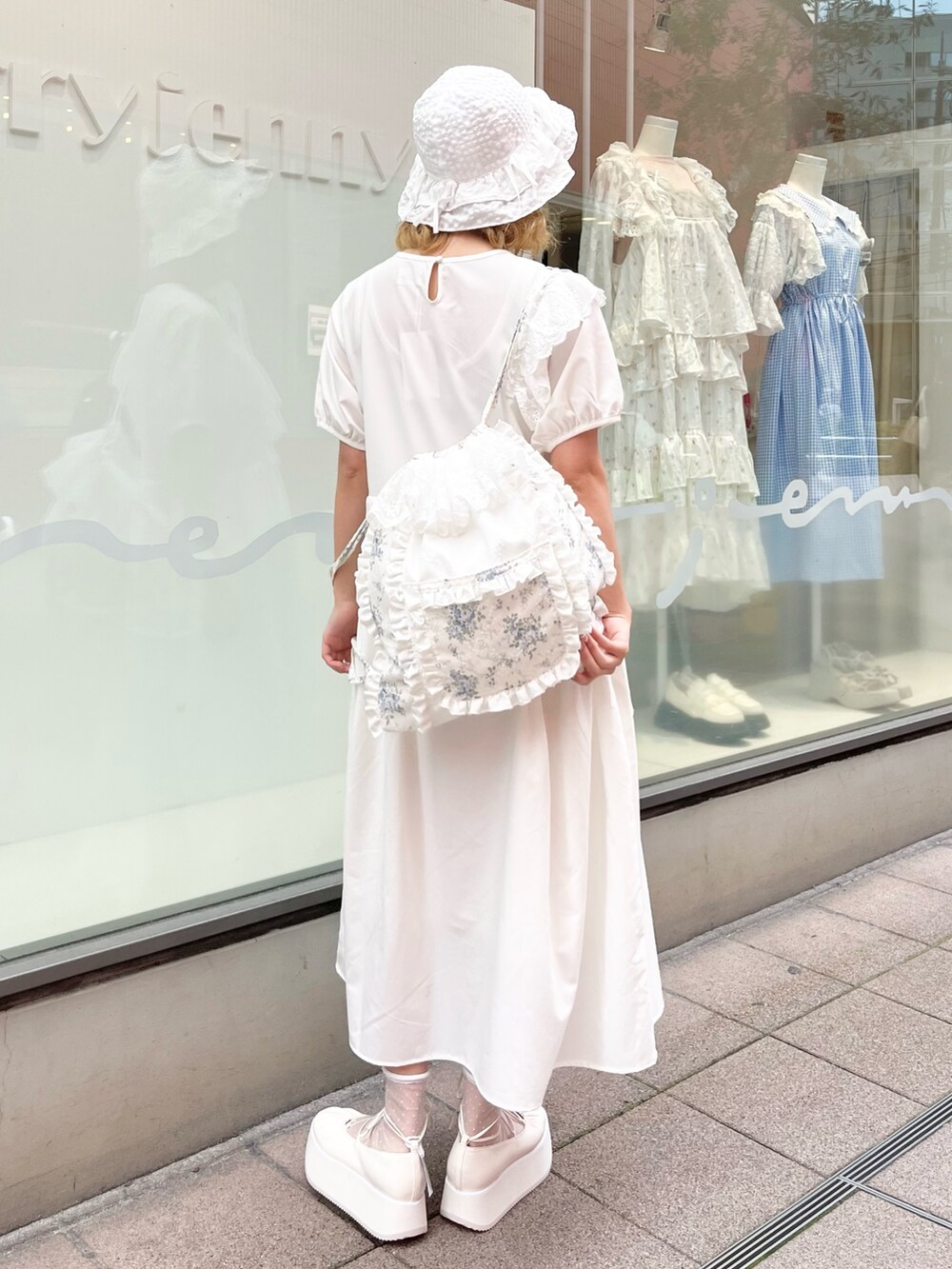 ホワイト系のワンピース、ブルー系のバックパック/リュック、ホワイト系のバレエシューズを着用したレディースの春コーディネートの3枚目の写真