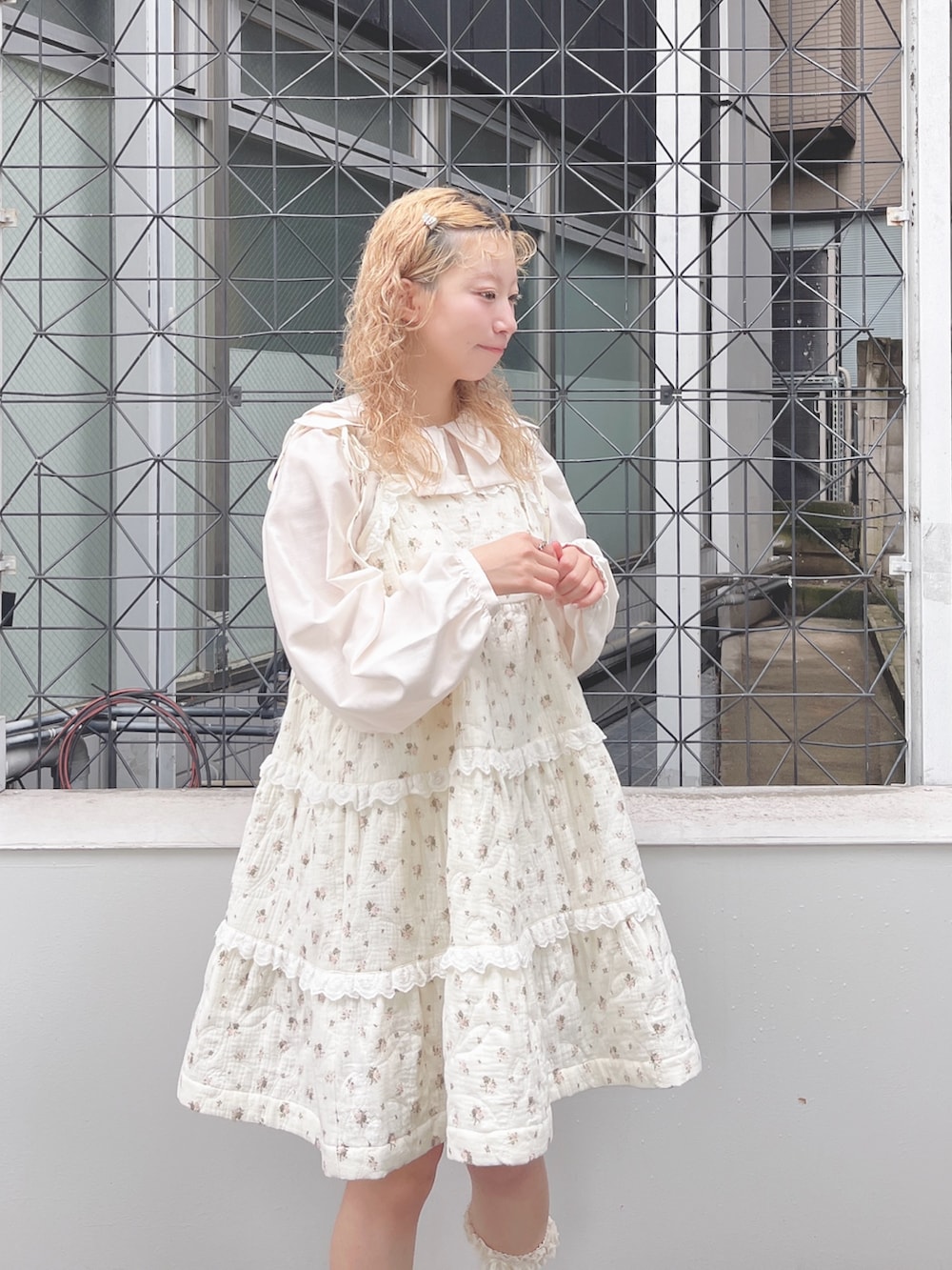 ピンク系のシャツ/ブラウス、ピンク系のワンピース、ホワイト系のバックパック/リュックを着用したレディースの夏コーディネートの6枚目の写真