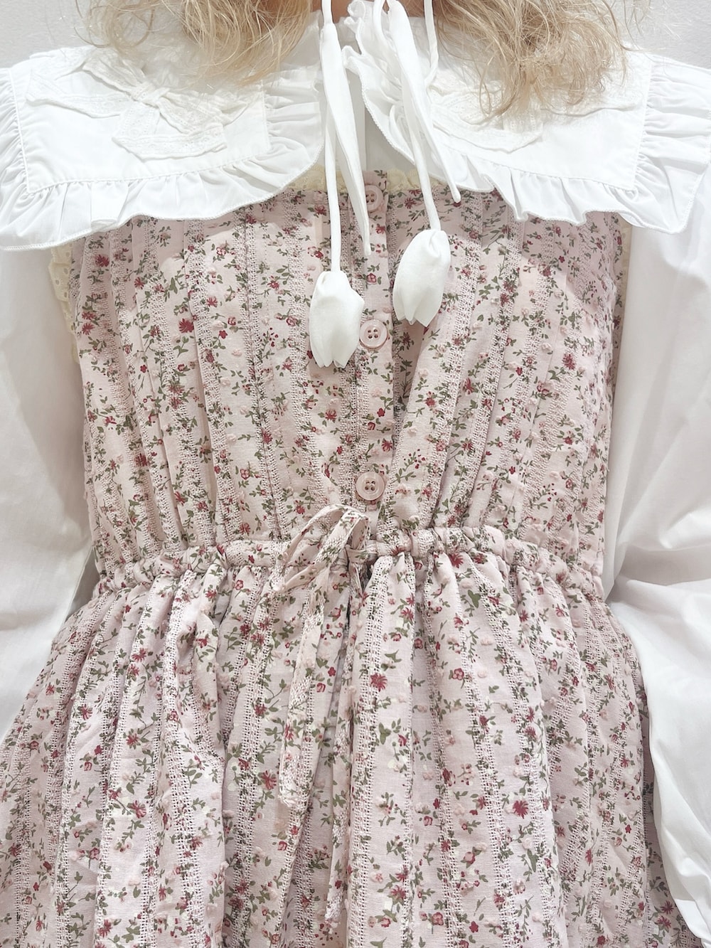 ホワイト系のシャツ/ブラウス、ピンク系のワンピース、ホワイト系のその他パンツを着用したレディースの冬コーディネートの8枚目の写真