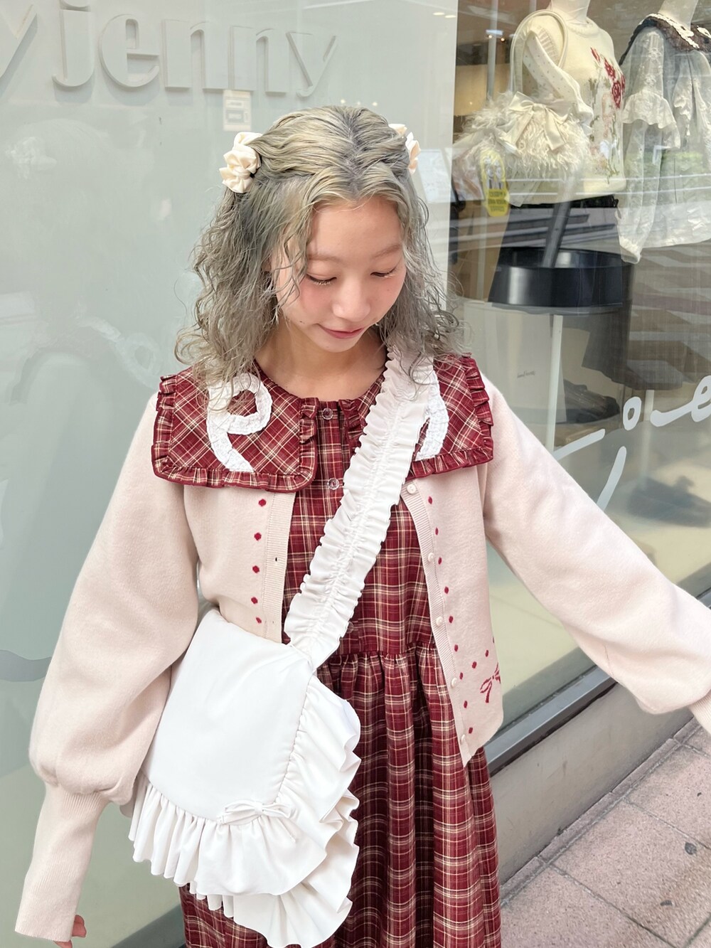 レッド系のワンピース、ホワイト系のカーディガン/ボレロ、ホワイト系のショルダーバッグを着用したレディースの秋コーディネートの6枚目の写真