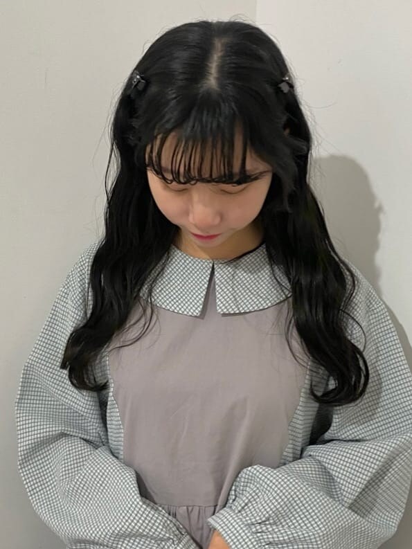 グレー系のワンピース、ホワイト系のスニーカーを着用したレディースの冬コーディネートの4枚目の写真