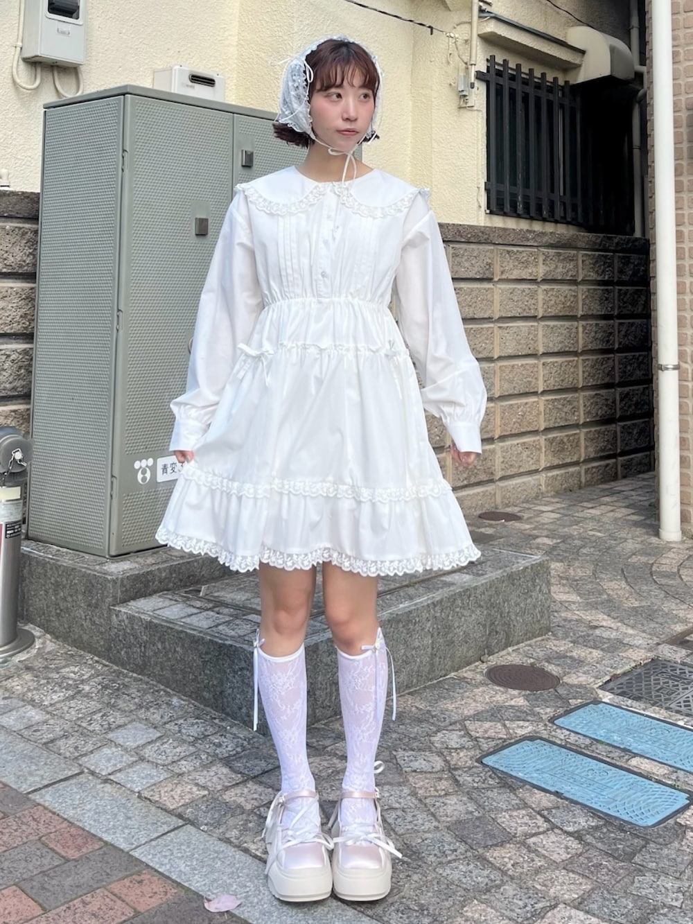 ホワイト系のワンピース、ピンク系のスニーカー、ホワイト系のカチューシャを着用したレディースの冬コーディネートの2枚目の写真