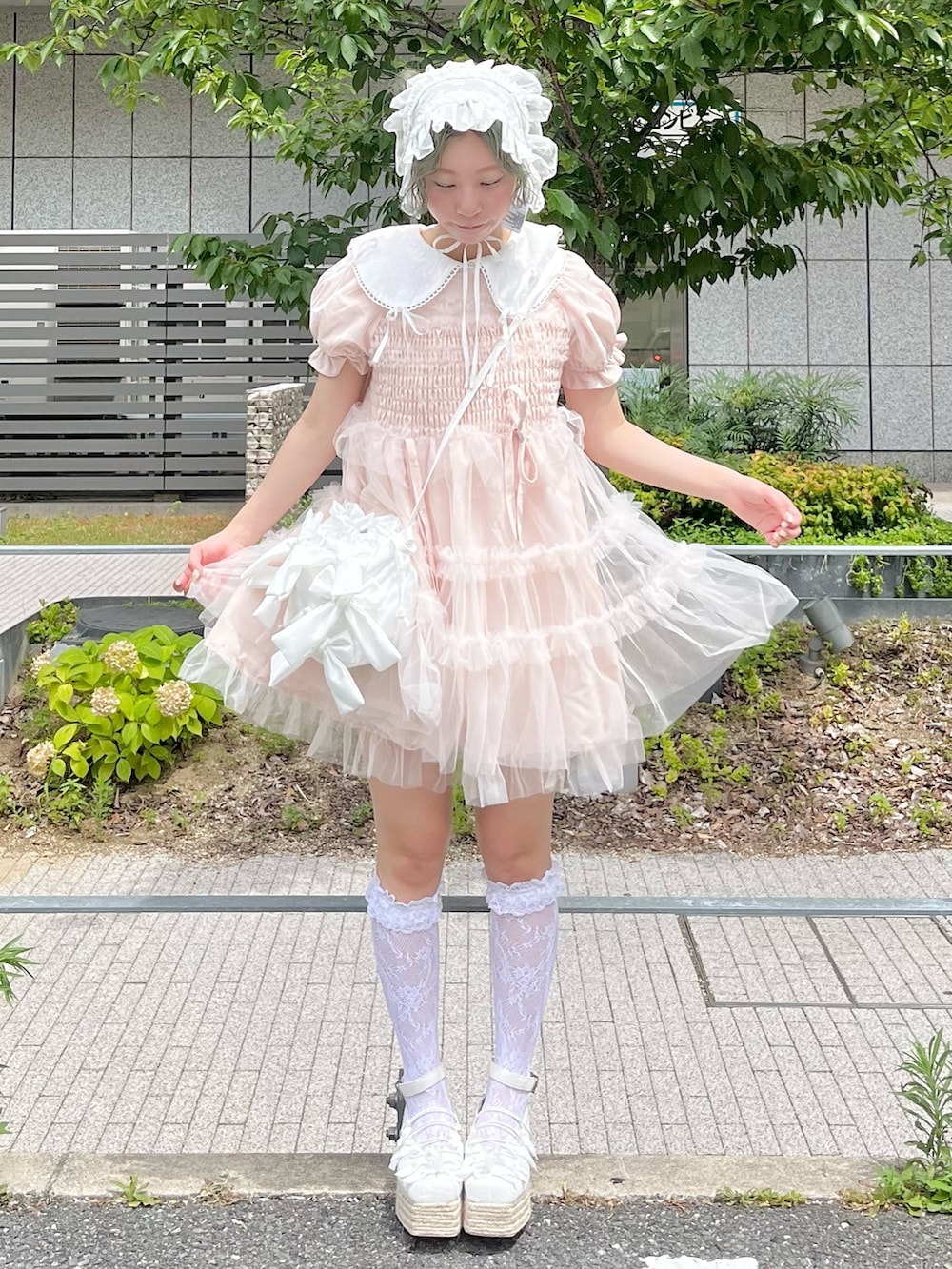 ホワイト系のシャツ/ブラウス、ピンク系のワンピース、ホワイト系のショルダーバッグを着用したレディースの夏コーディネートの2枚目の写真