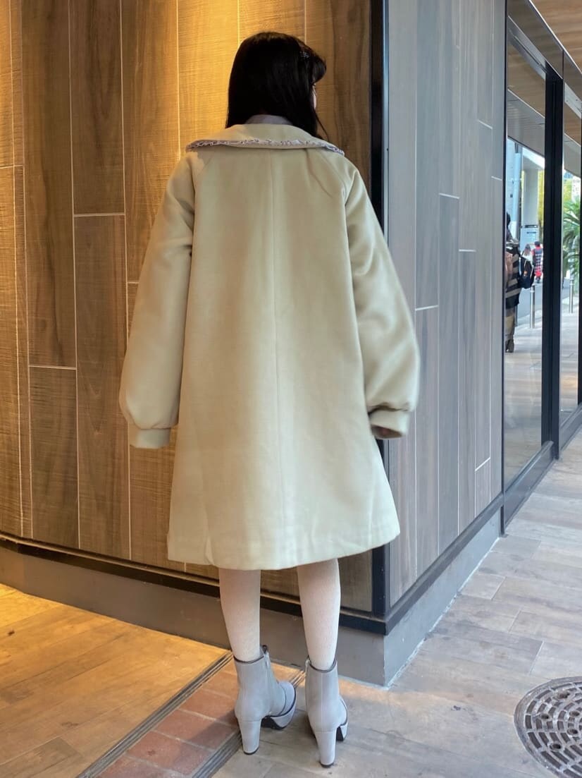 パープル系のシャツ/ブラウス、ベージュ系のブーツ、グリーン系のその他アウターを着用したレディースの秋コーディネートの3枚目の写真