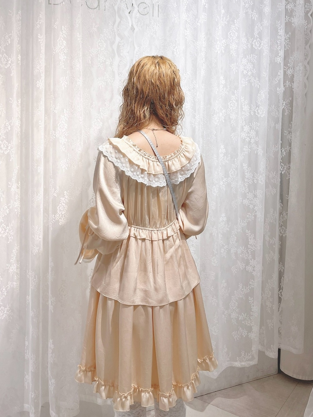 ピンク系のワンピース、ブルー系のショルダーバッグ、ホワイト系のその他パンツを着用したレディースの夏コーディネートの7枚目の写真
