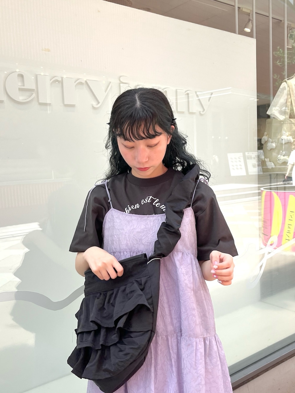 グレー系のTシャツ/カットソー、パープル系のワンピース、ブラック系のショルダーバッグを着用したレディースの夏コーディネートの3枚目の写真