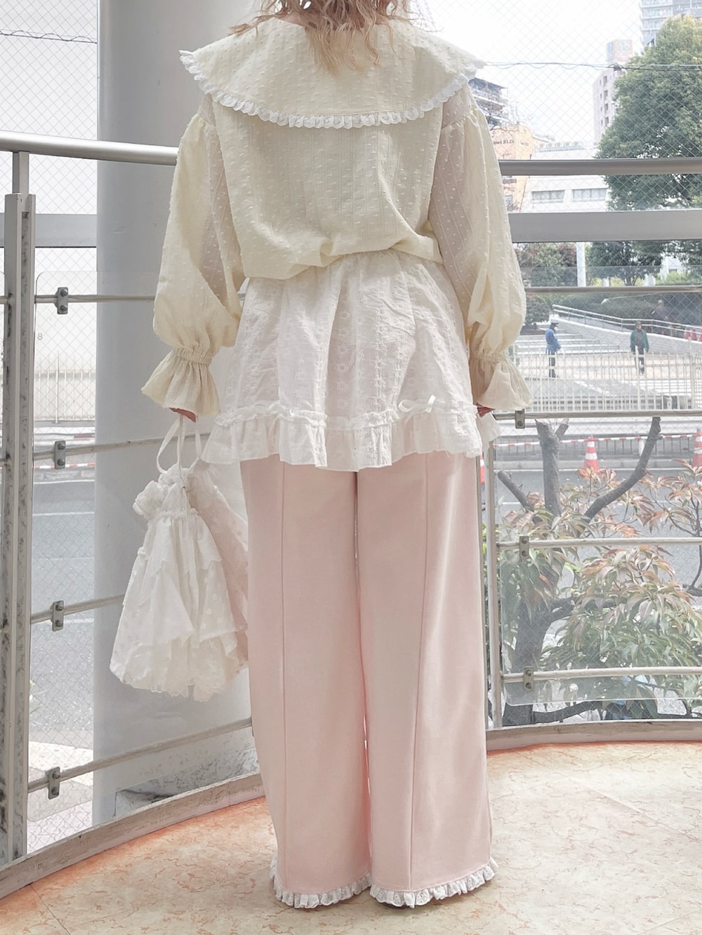 イエロー系のシャツ/ブラウス、ホワイト系のスカート、ピンク系のスウェットパンツを着用したレディースの冬コーディネートの6枚目の写真