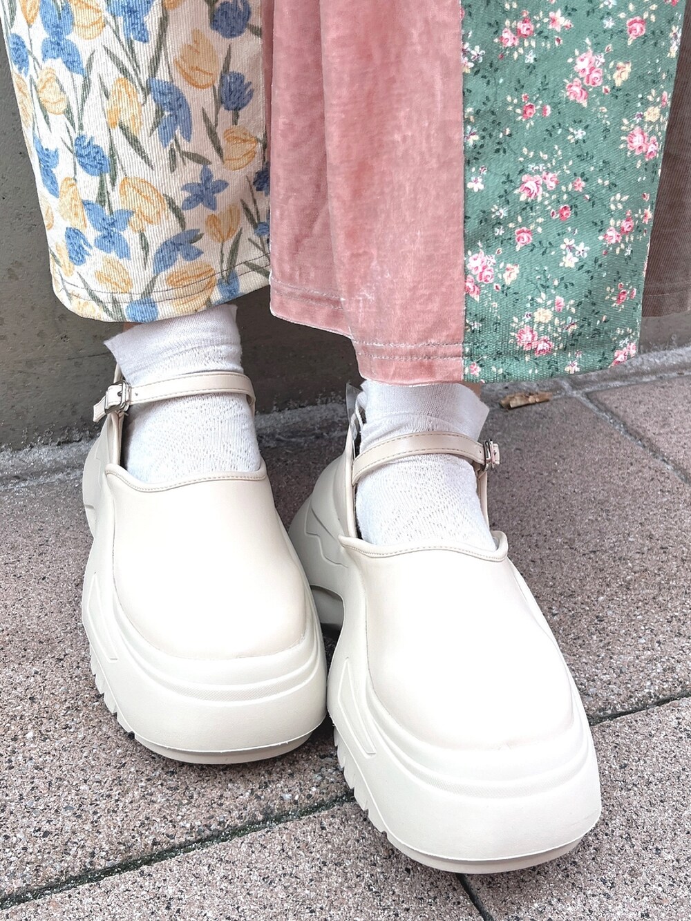 ホワイト系のブルゾン、ピンク系のワンピース、ホワイト系のスニーカーを着用したレディースの秋コーディネートの5枚目の写真