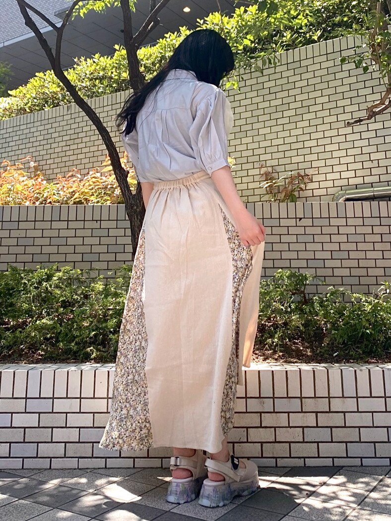 ブルー系のシャツ/ブラウス、ベージュ系のスカート、ホワイト系のサンダルを着用したレディースの春コーディネートの3枚目の写真