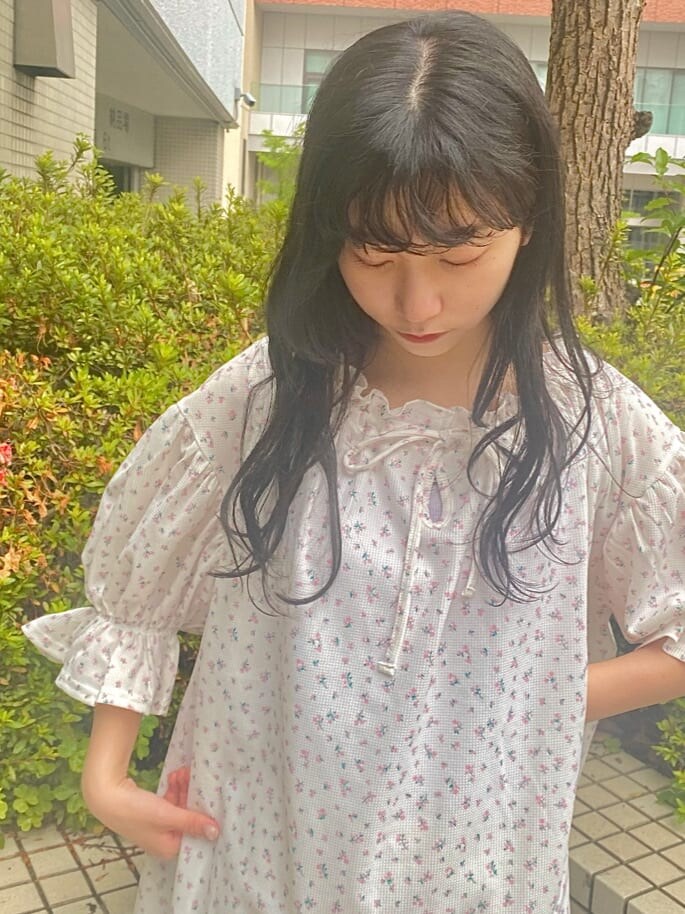 ホワイト系のその他パンツ、ホワイト系のサンダル、ホワイト系のTシャツ/カットソーを着用したレディースの夏コーディネートの4枚目の写真