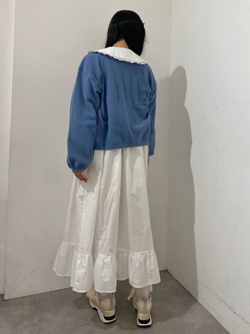 ホワイト系のスニーカー、ホワイト系のワンピース、ブルー系のカーディガン/ボレロを着用したレディースの冬コーディネートの3枚目の写真