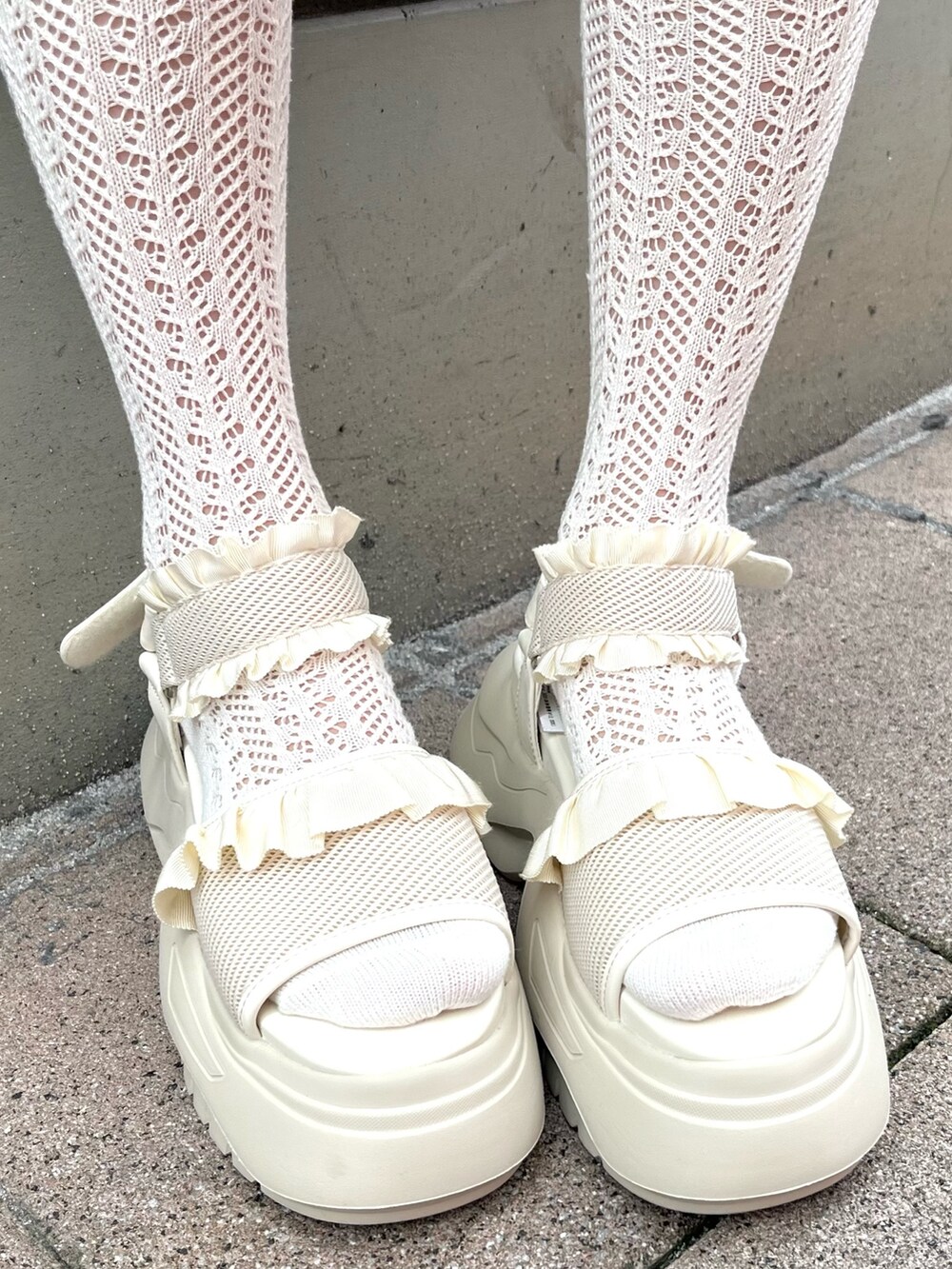 パープル系のワンピース、ホワイト系のサンダル、ホワイト系の付け襟を着用したレディースの春コーディネートの8枚目の写真