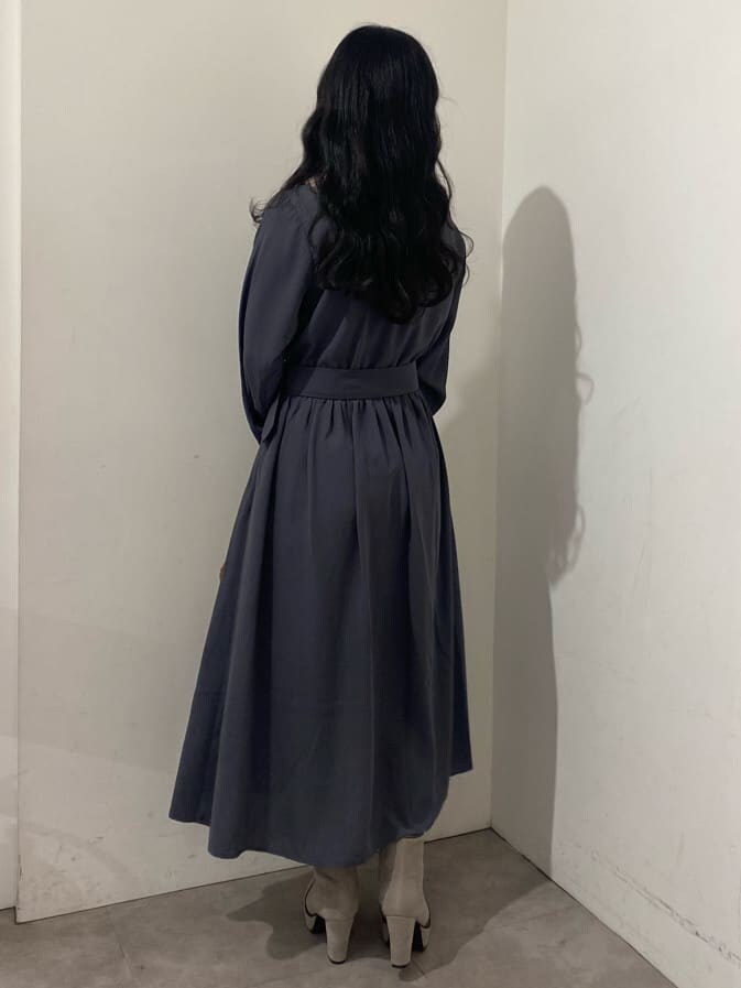 ベージュ系のブーツ、ブラウン系のハンドバッグ、ブルー系のワンピースを着用したレディースの秋コーディネートの4枚目の写真