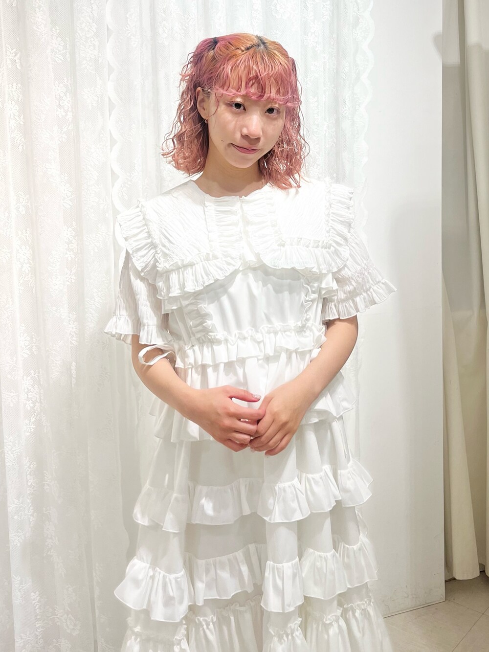 ホワイト系のシャツ/ブラウス、ホワイト系のワンピース、ホワイト系のバレエシューズを着用したレディースの夏コーディネートの3枚目の写真