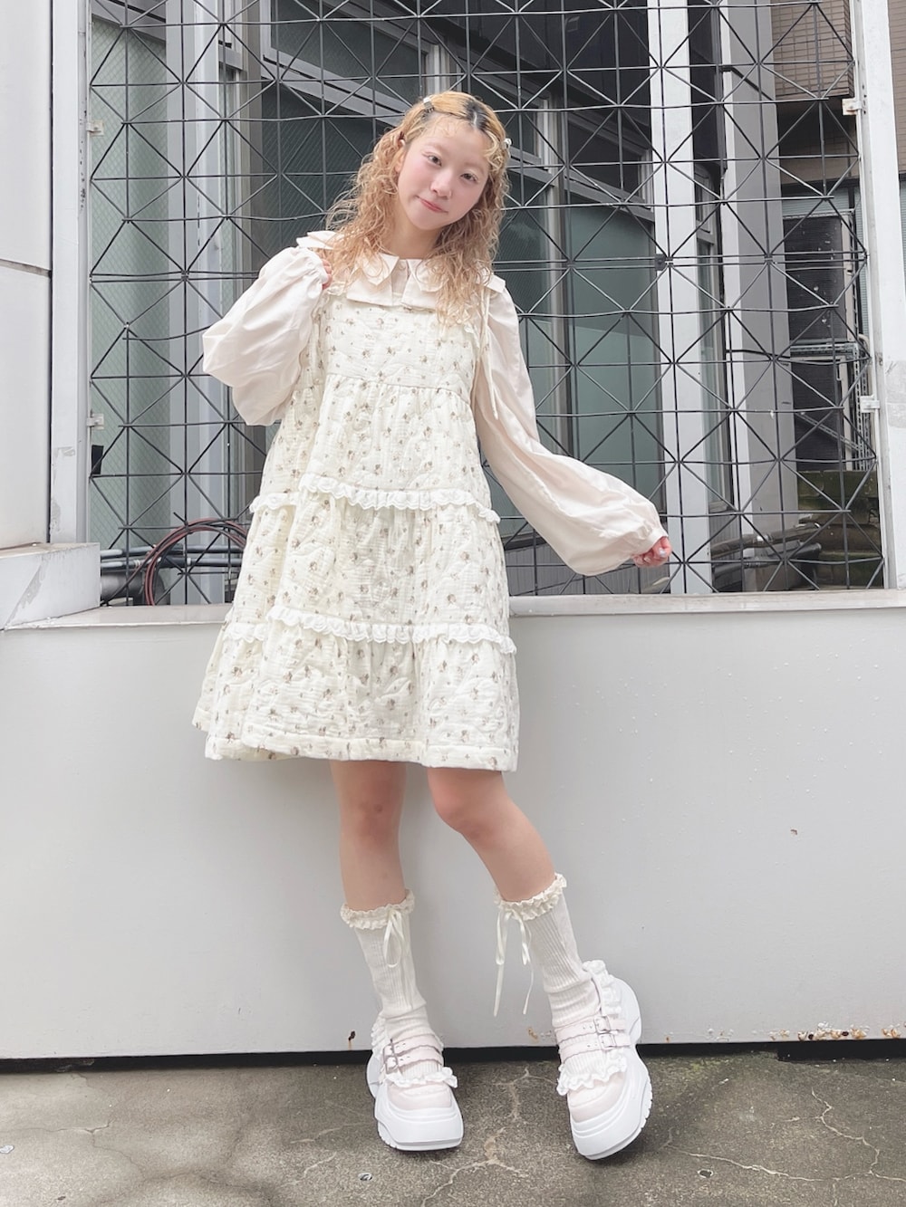 ピンク系のシャツ/ブラウス、ピンク系のワンピース、ホワイト系のバックパック/リュックを着用したレディースの夏コーディネートの2枚目の写真