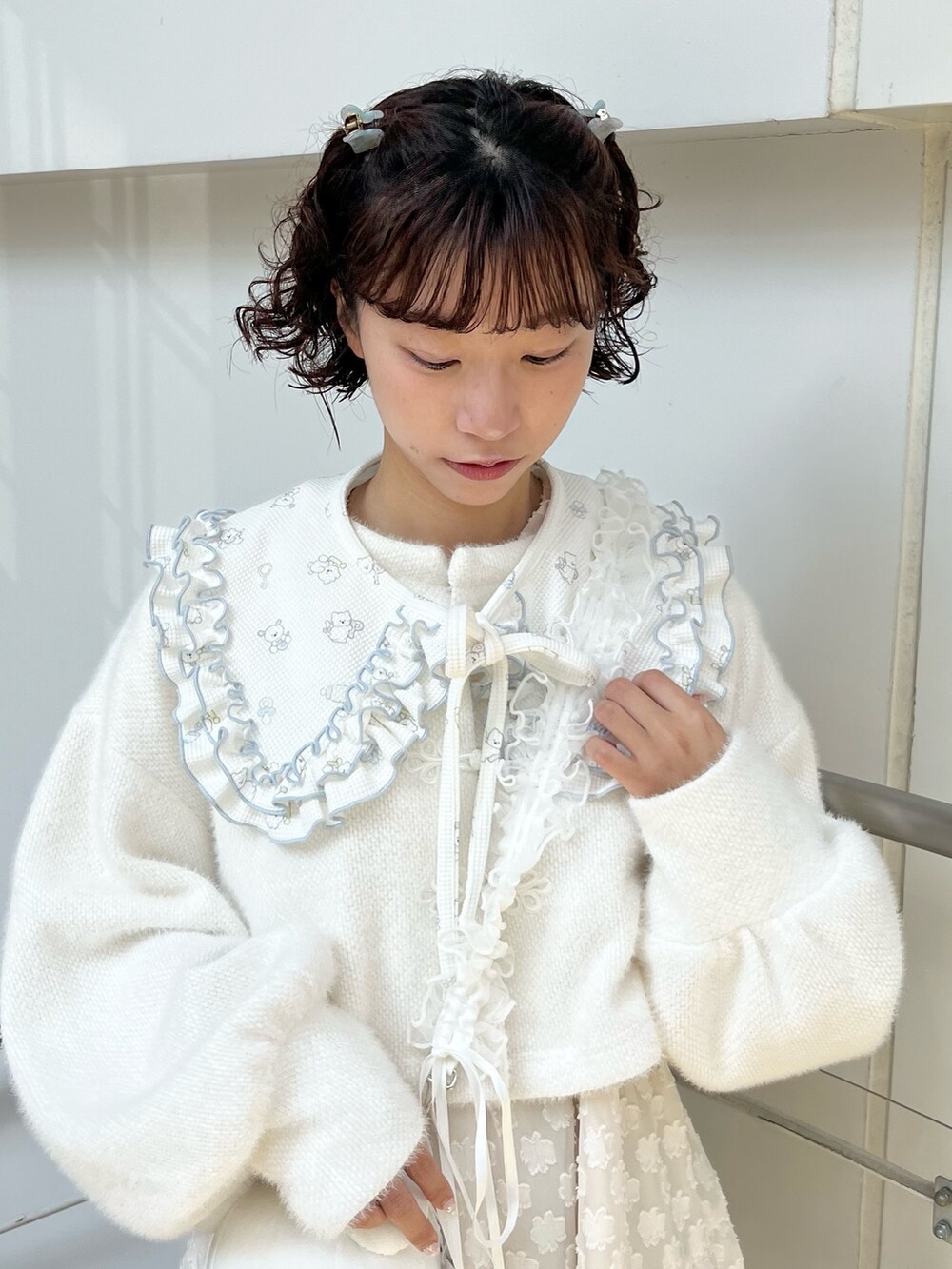 ホワイト系のカーディガン/ボレロ、ホワイト系のショルダーバッグ、ホワイト系のワンピースを着用したレディースの秋コーディネートの4枚目の写真