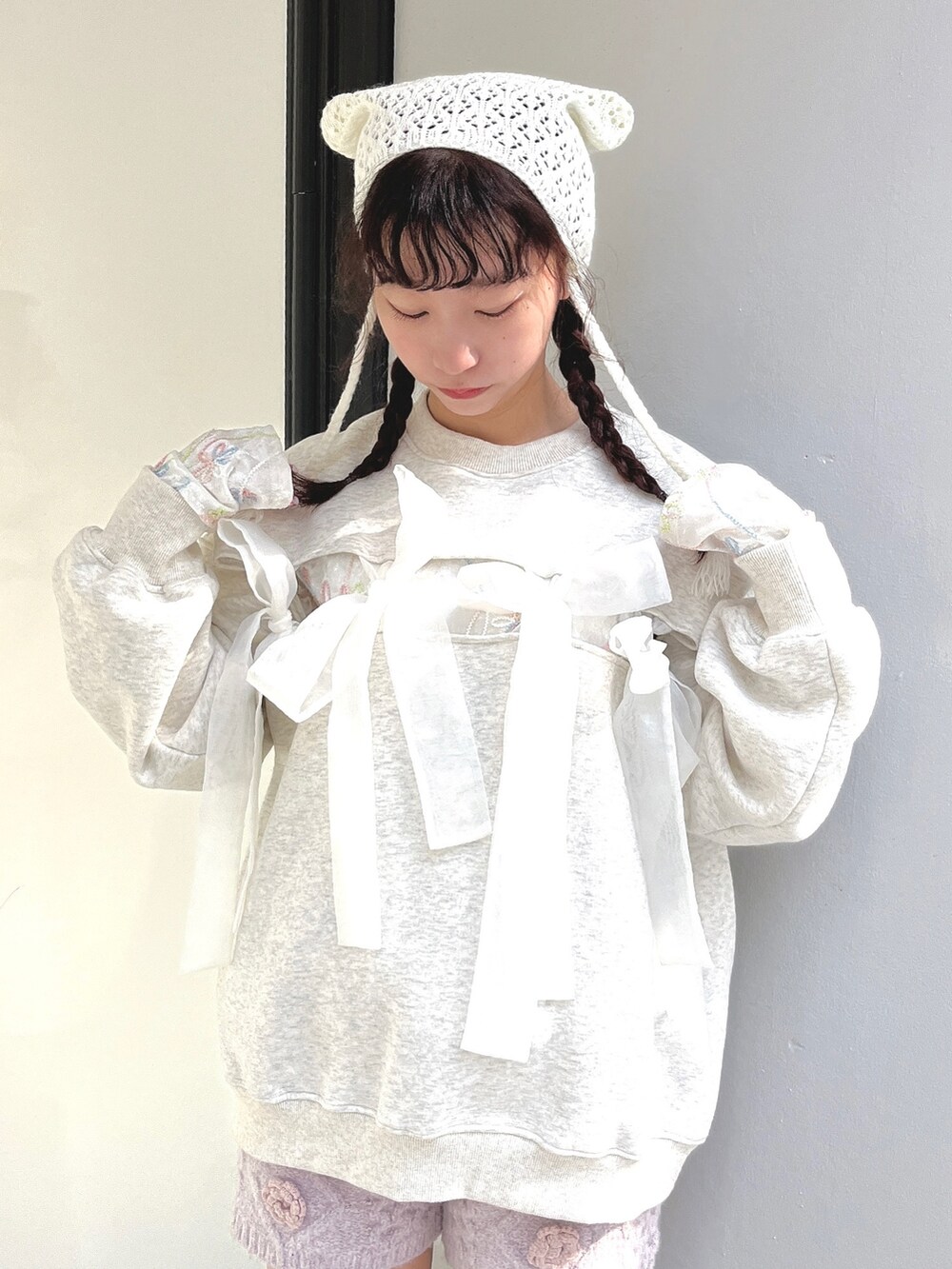 ホワイト系のTシャツ/カットソー、ホワイト系のスウェット、ピンク系のスウェットパンツを着用したレディースの秋コーディネートの5枚目の写真