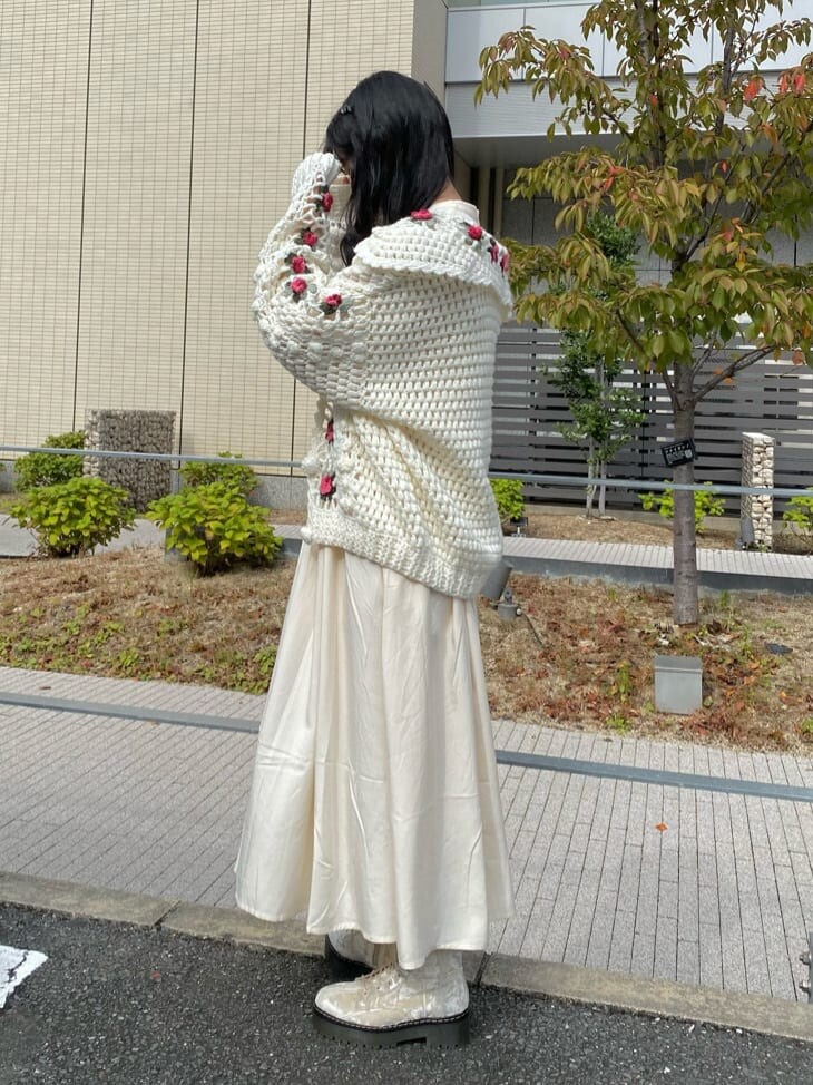 ホワイト系のワンピース、ホワイト系のカーディガン/ボレロ、ホワイト系のブーツを着用したレディースの秋コーディネートの2枚目の写真