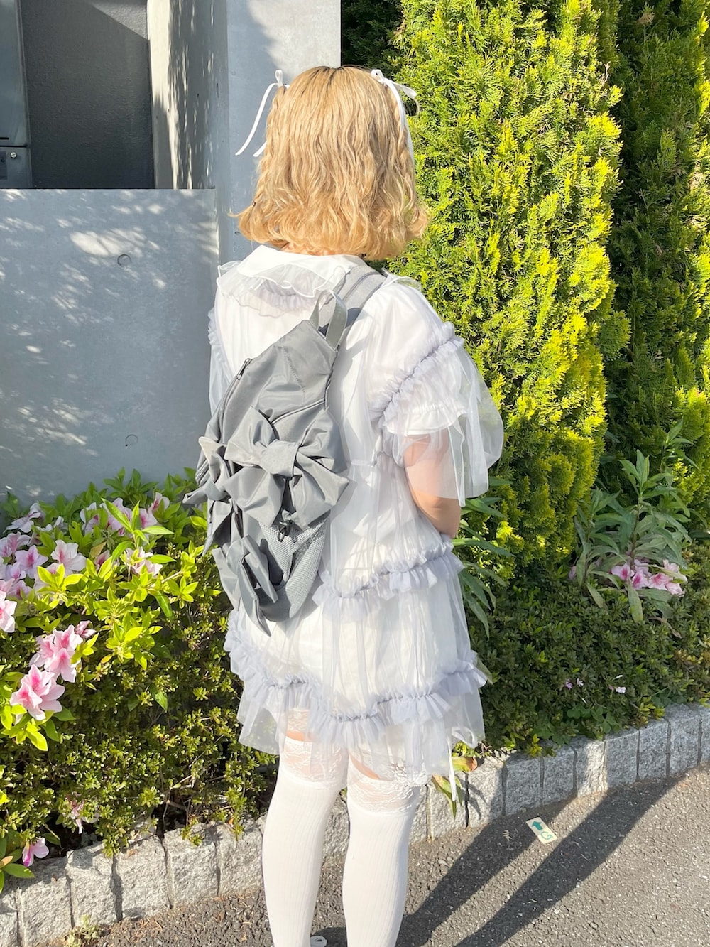 ブルー系のシャツ/ブラウス、ホワイト系のシャツ/ブラウス、ホワイト系のその他パンツを着用したレディースの春コーディネートの8枚目の写真