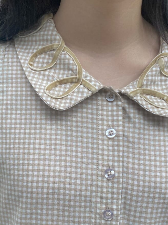 ベージュ系のワンピース、ホワイト系のトートバッグを着用したレディースの夏コーディネートの8枚目の写真