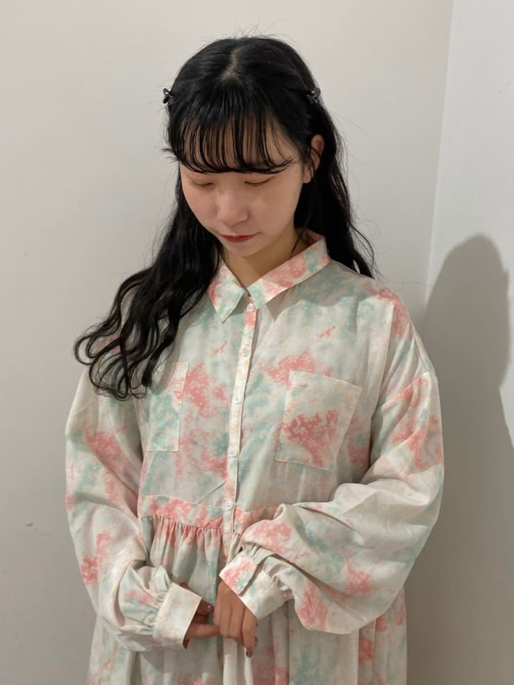 ピンク系のワンピース、ホワイト系のスニーカーを着用したレディースの冬コーディネートの3枚目の写真