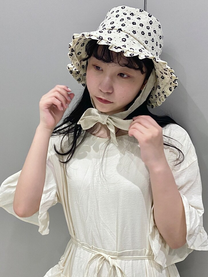 ホワイト系のパンプス、ホワイト系のハットを着用したレディースの夏コーディネートの4枚目の写真