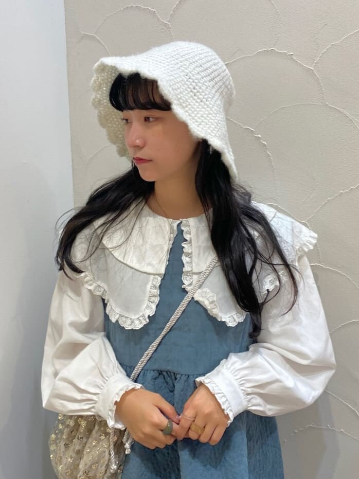 ホワイト系のシャツ/ブラウス、ホワイト系のその他シューズ、ブルー系のワンピースを着用したレディースの秋コーディネートの4枚目の写真