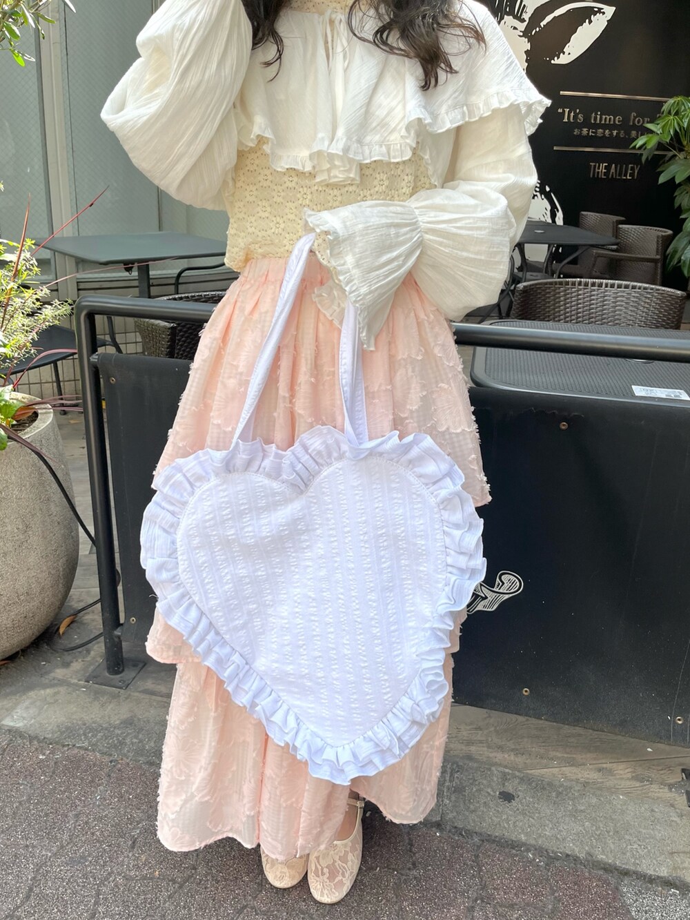 ホワイト系のシャツ/ブラウス、ホワイト系のTシャツ/カットソー、ピンク系のスカートを着用したレディースの春コーディネートの6枚目の写真