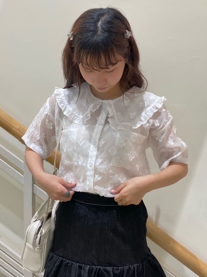 ブラック系のスカート、ホワイト系のサンダル、ホワイト系のショルダーバッグを着用したレディースの春コーディネートの5枚目の写真