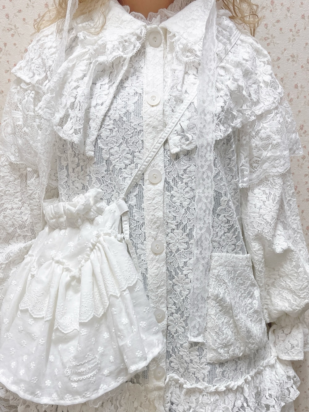 ホワイト系のテーラードジャケット、ホワイト系のTシャツ/カットソー、ブルー系のワンピースを着用したレディースの冬コーディネートの4枚目の写真