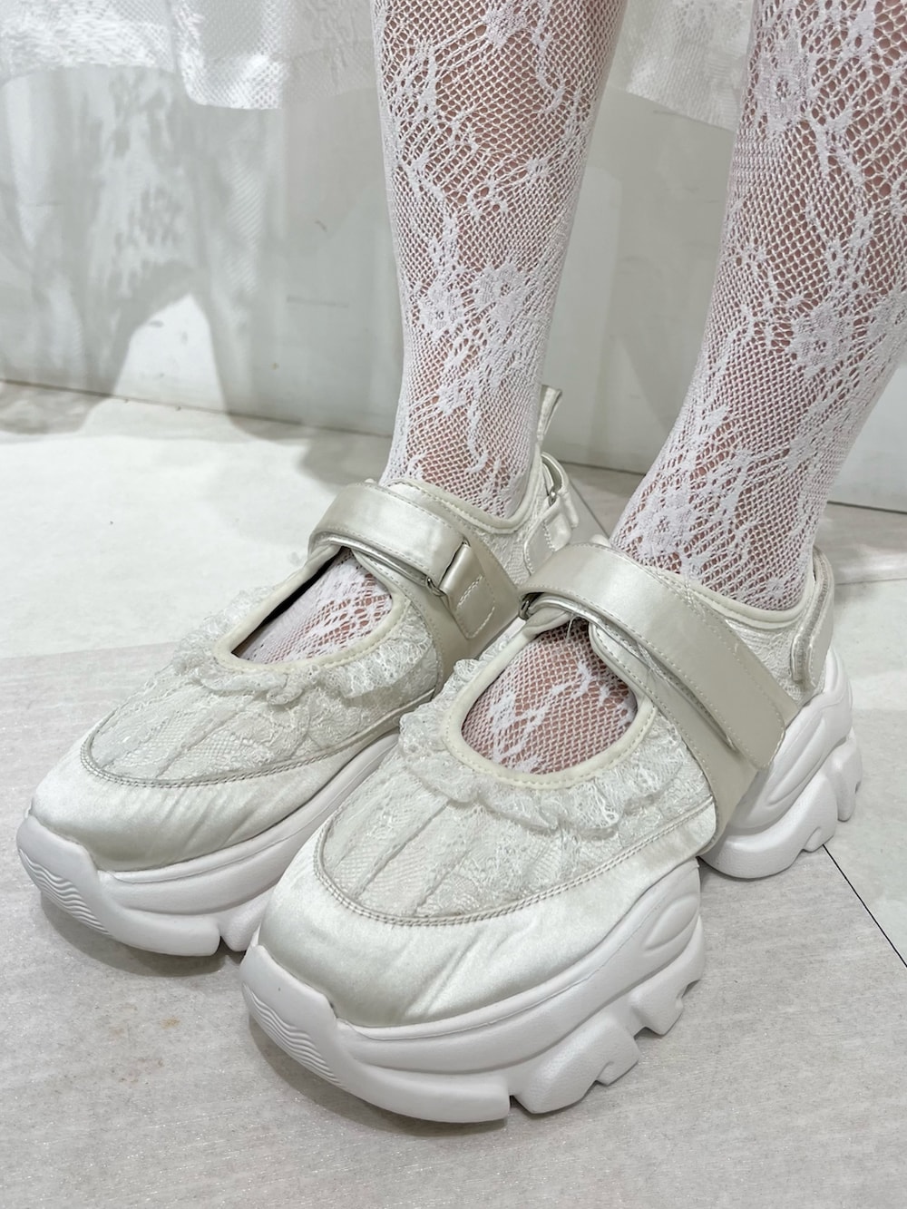 ホワイト系のニット/セーター、レッド系のワンピース、ホワイト系のスニーカーを着用したレディースの秋コーディネートの10枚目の写真