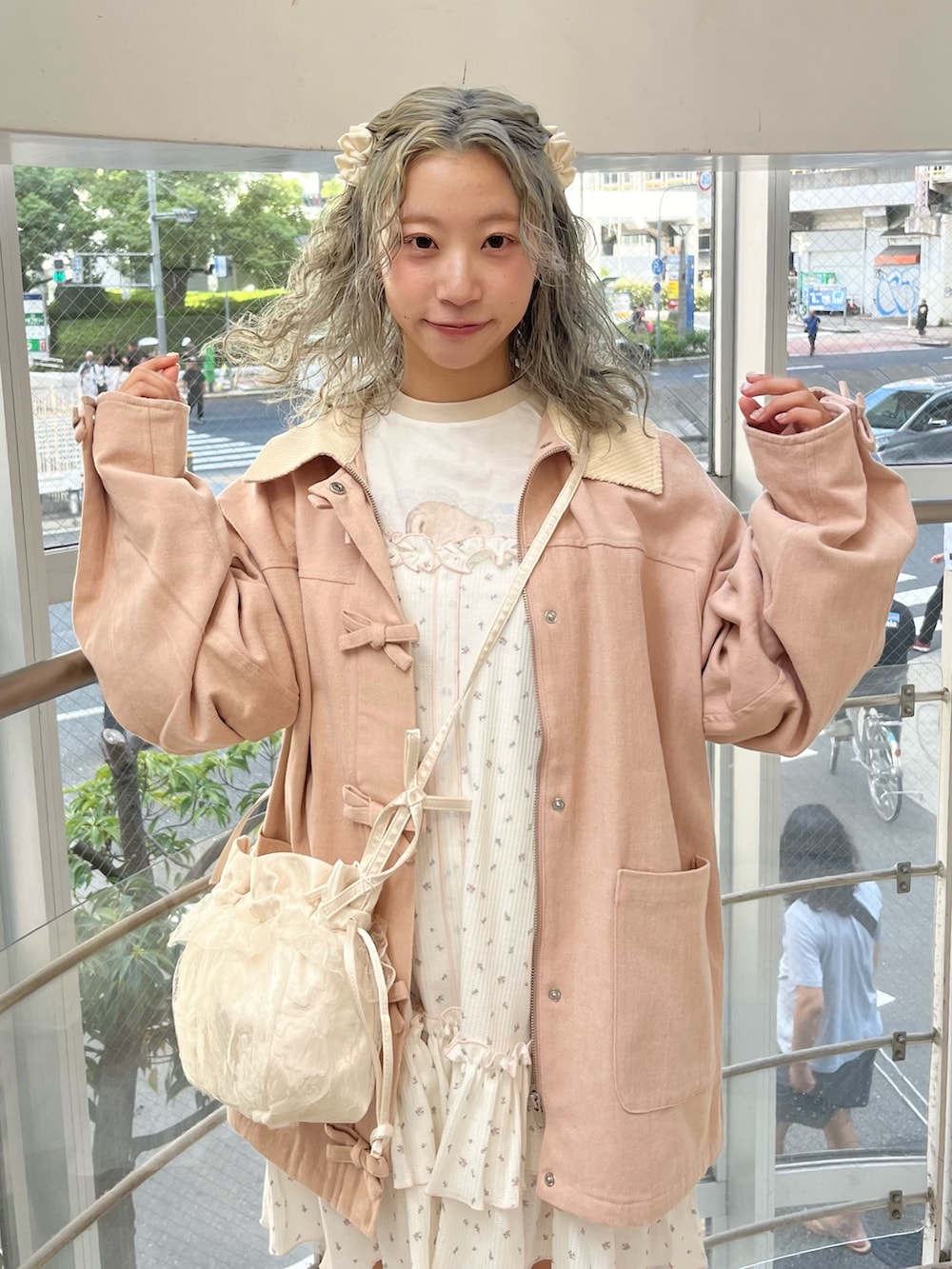 ピンク系のブルゾン、ベージュ系のTシャツ/カットソー、ピンク系のワンピースを着用したレディースの秋コーディネートの6枚目の写真