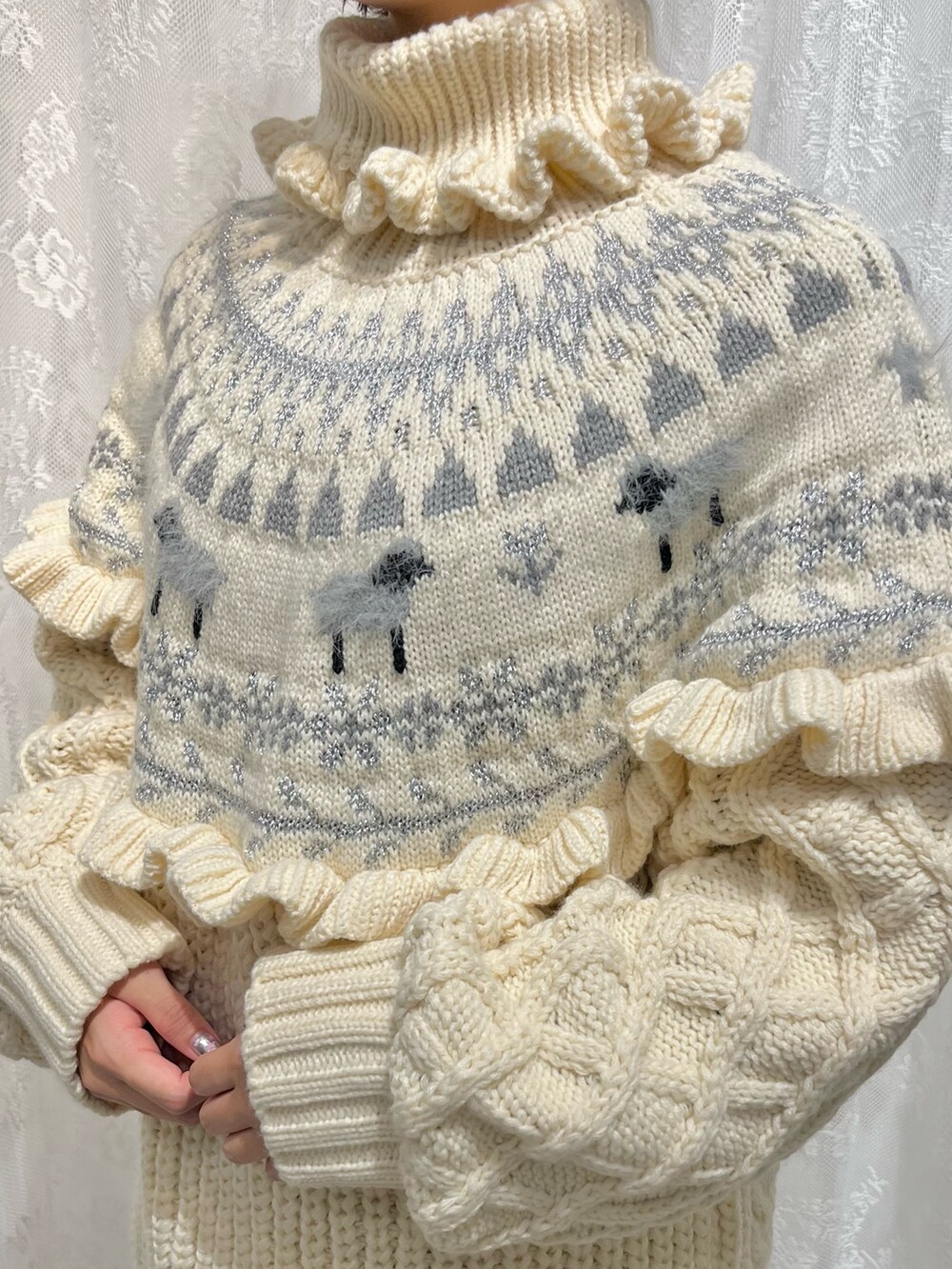 ホワイト系のニット/セーター、レッド系のワンピース、ホワイト系のスニーカーを着用したレディースの秋コーディネートの9枚目の写真