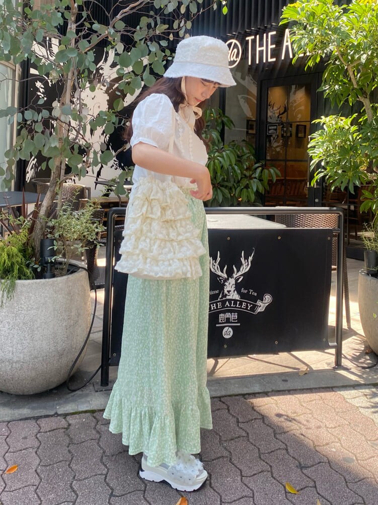 ホワイト系のサンダル、ホワイト系のトートバッグ、ホワイト系のシャツ/ブラウスを着用したレディースの春コーディネートの3枚目の写真