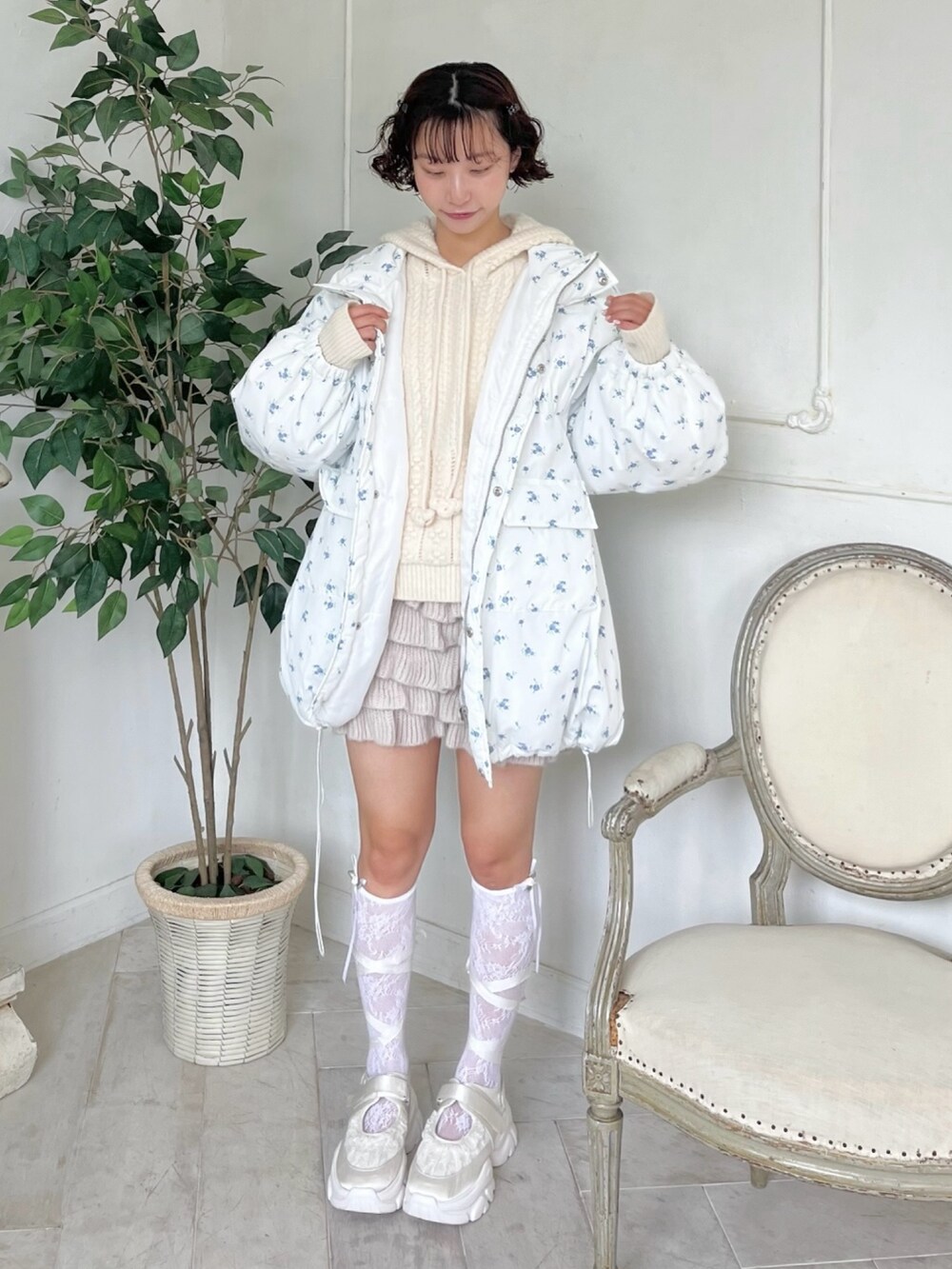 ブルー系のブルゾン、ホワイト系のニット/セーター、ベージュ系のスウェットパンツを着用したレディースの秋コーディネートの2枚目の写真
