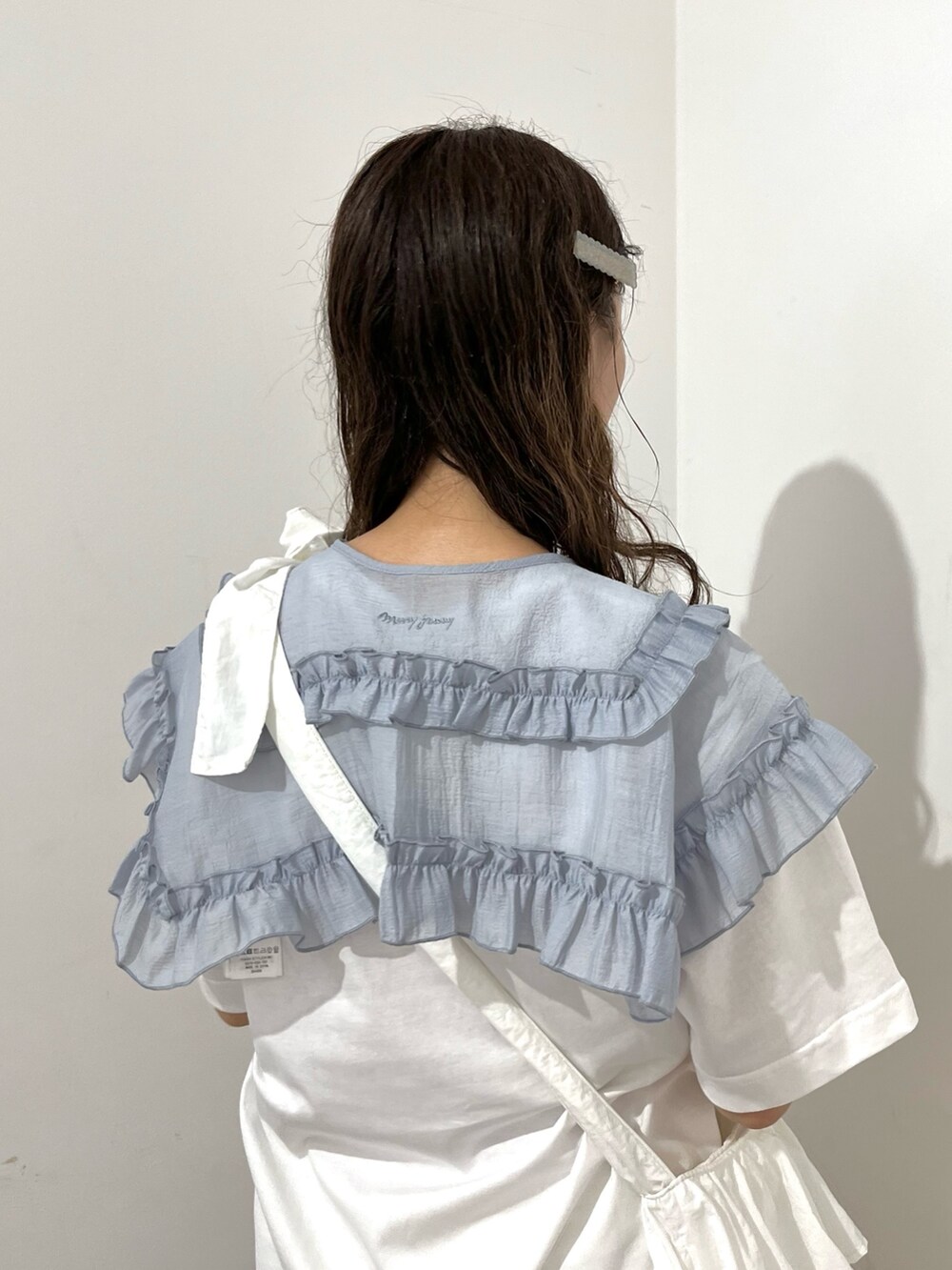 ホワイト系のTシャツ/カットソー、ホワイト系のトートバッグ、ホワイト系のスウェットパンツを着用したレディースの夏コーディネートの4枚目の写真