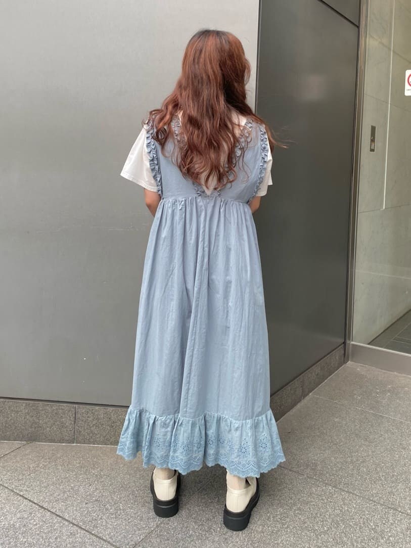 ホワイト系のシャツ/ブラウス、ブルー系のワンピース、ホワイト系のショルダーバッグを着用したレディースの春コーディネートの3枚目の写真