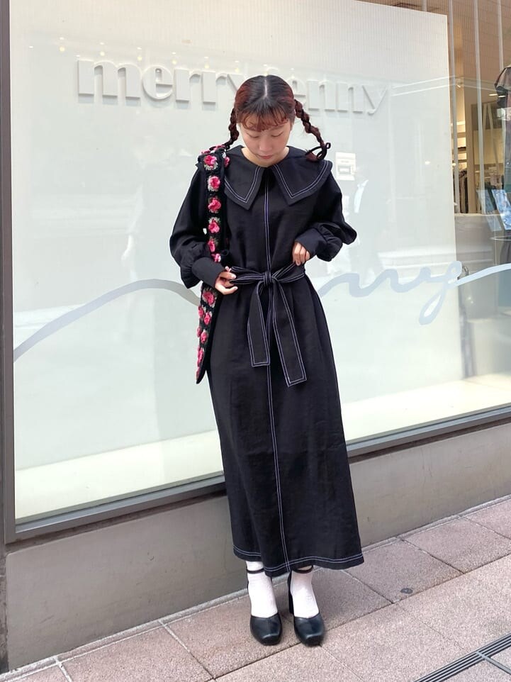 ブラック系のワンピース、ブラック系のパンプス、ブラック系のパンプスを着用したレディースの秋コーディネートの3枚目の写真