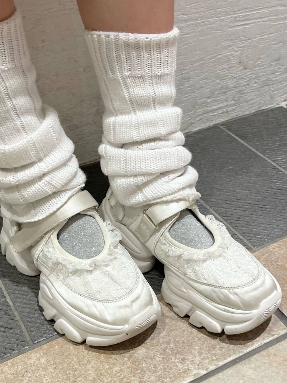 ピンク系のスウェット、ベージュ系のスカート、ホワイト系のトートバッグを着用したレディースの秋コーディネートの10枚目の写真