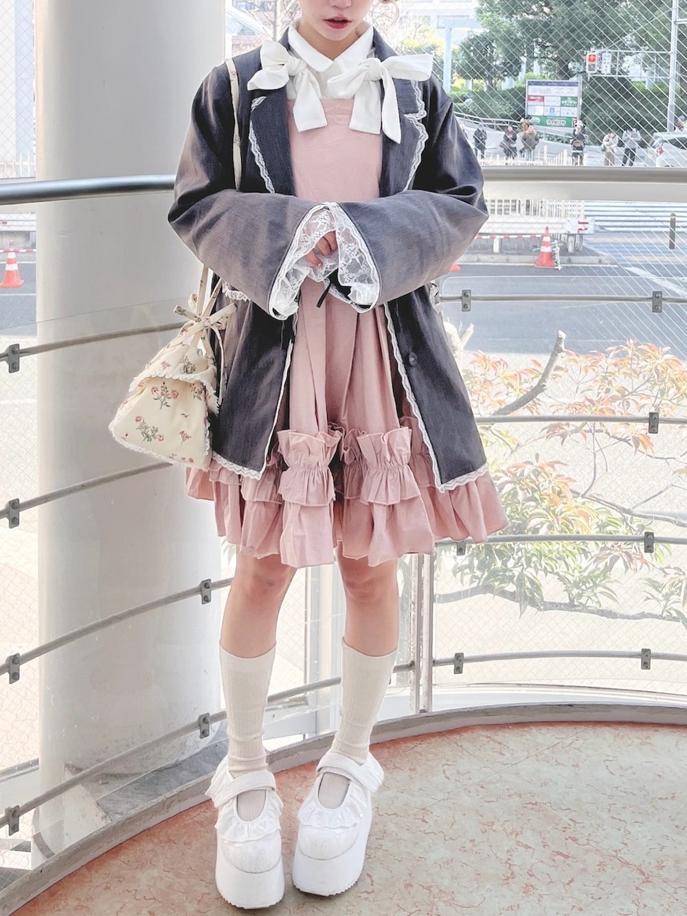 グレー系のテーラードジャケット、ホワイト系のシャツ/ブラウス、ピンク系のワンピースを着用したレディースの冬コーディネートの3枚目の写真