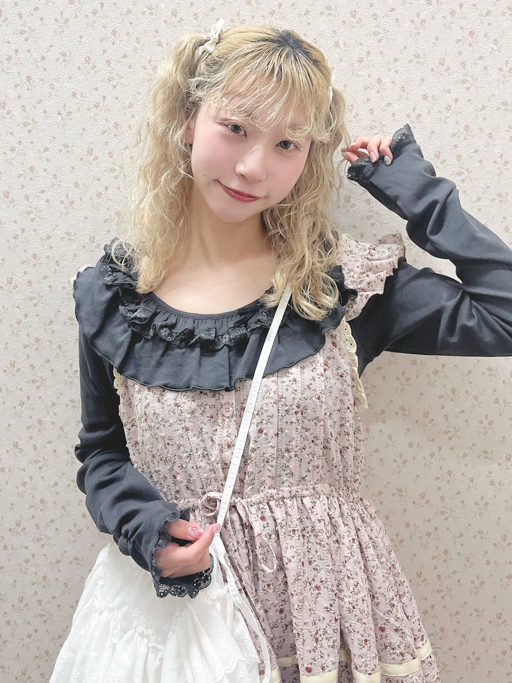 グレー系のTシャツ/カットソー、ピンク系のワンピース、ホワイト系のショルダーバッグを着用したレディースの冬コーディネートの5枚目の写真