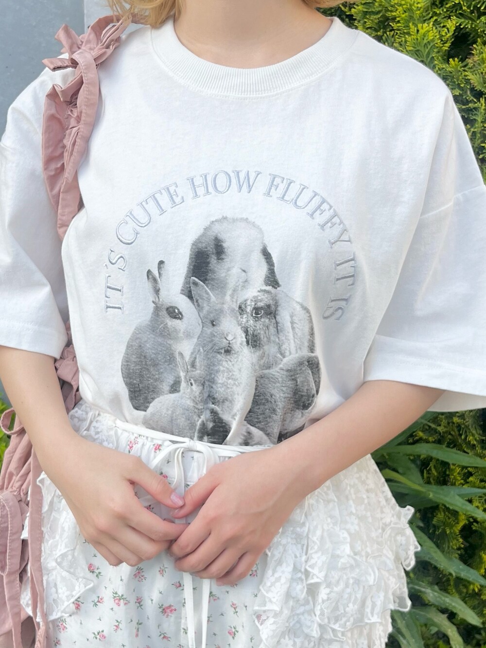 ホワイト系のTシャツ/カットソー、ホワイト系のスラックス、ピンク系のトートバッグを着用したレディースの春コーディネートの8枚目の写真